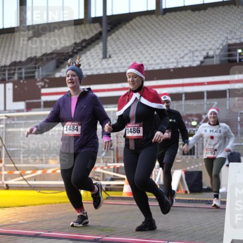 07.12.2025 - St. Pauli X-Mass-Run No. 15 Patografie http://msf.ph/oto/9375403 07.12.2025 10:03:20 Ziel 460, 963, 965, 984, 1484, 1486, 1594, 2682, 2973, 2975, 4193, 4239 meine-sportfotos.de