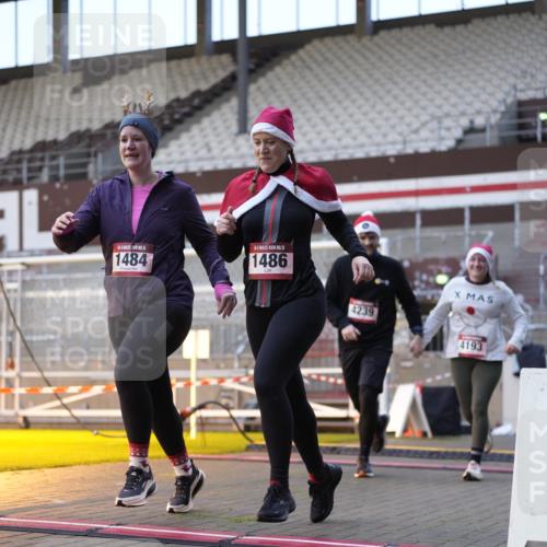 07.12.2025 - St. Pauli X-Mass-Run No. 15 Patografie http://msf.ph/oto/9375405 07.12.2025 10:03:20 Ziel 460, 963, 965, 984, 1484, 1486, 1594, 2682, 2973, 2975, 4193, 4239 meine-sportfotos.de