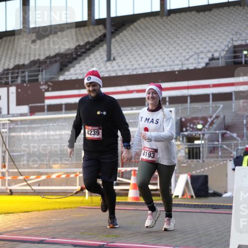 07.12.2025 - St. Pauli X-Mass-Run No. 15 Patografie http://msf.ph/oto/9375407 07.12.2025 10:03:21 Ziel 358, 460, 963, 965, 984, 1484, 1486, 1594, 2682, 2973, 2975, 4193, 4239 meine-sportfotos.de