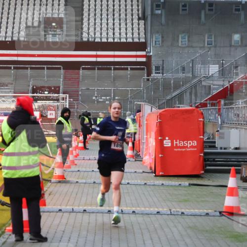 07.12.2025 - St. Pauli X-Mass-Run No. 15 Luisa Fischer http://msf.ph/oto/9375415 07.12.2025 09:50:26 Ziel 1896, 1896 meine-sportfotos.de