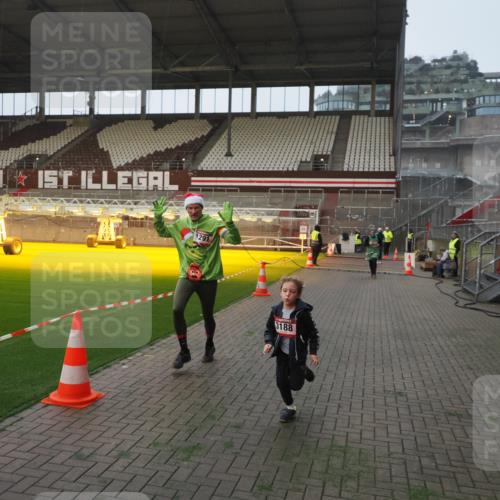 07.12.2025 - St. Pauli X-Mass-Run No. 15 Fabian Wolf http://msf.ph/oto/9375418 07.12.2025 10:04:22 Ziel 113, 1291, 1302, 1712, 1738, 1871, 2454, 3188, 4673 meine-sportfotos.de