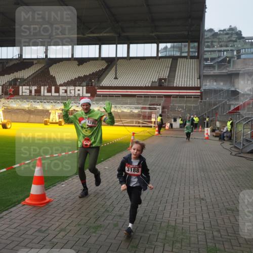 07.12.2025 - St. Pauli X-Mass-Run No. 15 Fabian Wolf http://msf.ph/oto/9375422 07.12.2025 10:04:22 Ziel 113, 1291, 1302, 1712, 1738, 1871, 2454, 3188, 4673 meine-sportfotos.de