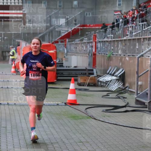 07.12.2025 - St. Pauli X-Mass-Run No. 15 Luisa Fischer http://msf.ph/oto/9375425 07.12.2025 09:50:27 Ziel 1896, 1896 meine-sportfotos.de