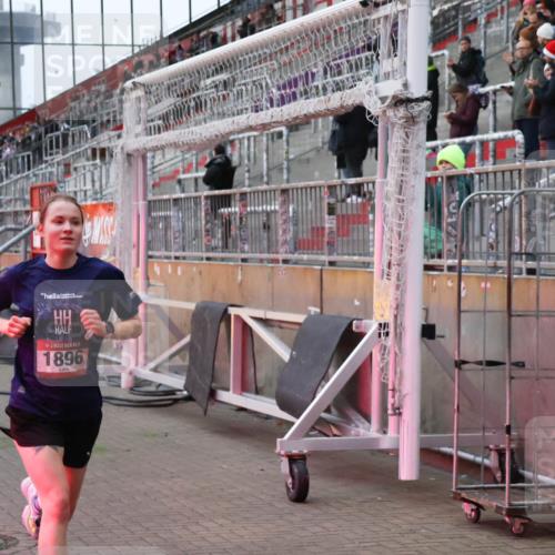 07.12.2025 - St. Pauli X-Mass-Run No. 15 Luisa Fischer http://msf.ph/oto/9375436 07.12.2025 09:50:29 Ziel 1896, 292, 1896 meine-sportfotos.de