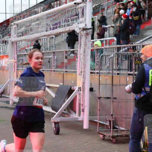 07.12.2025 - St. Pauli X-Mass-Run No. 15 Luisa Fischer http://msf.ph/oto/9375438 07.12.2025 09:50:30 Ziel 189, 292, 1896 meine-sportfotos.de