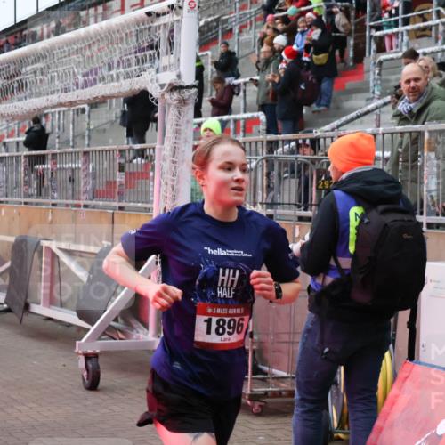 07.12.2025 - St. Pauli X-Mass-Run No. 15 Luisa Fischer http://msf.ph/oto/9375440 07.12.2025 09:50:30 Ziel 1896, 1896 meine-sportfotos.de