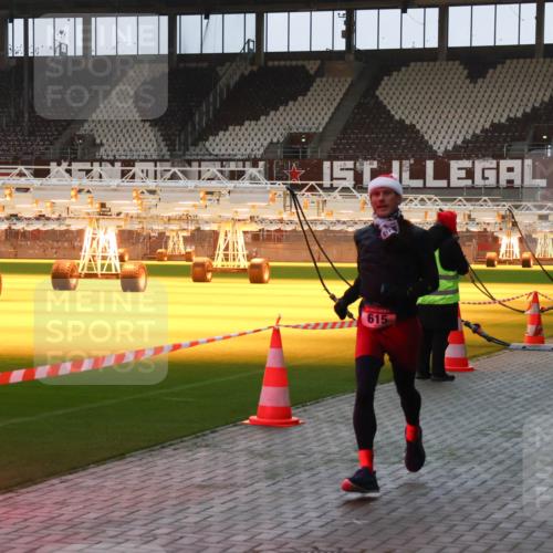 07.12.2025 - St. Pauli X-Mass-Run No. 15 Luisa Fischer http://msf.ph/oto/9375458 07.12.2025 09:51:17 Ziel 615, 615, 2224 meine-sportfotos.de