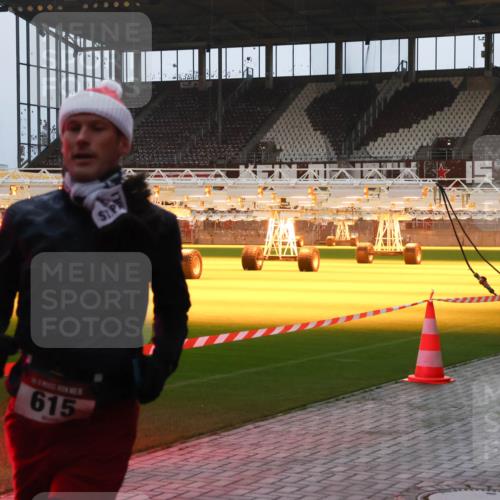 07.12.2025 - St. Pauli X-Mass-Run No. 15 Luisa Fischer http://msf.ph/oto/9375467 07.12.2025 09:51:19 Ziel 615, 615, 2224 meine-sportfotos.de