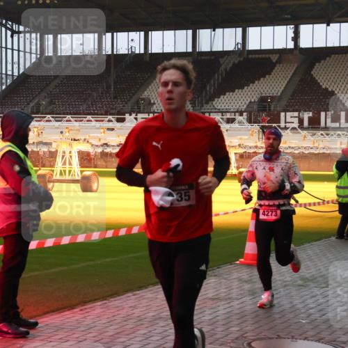 07.12.2025 - St. Pauli X-Mass-Run No. 15 Luisa Fischer http://msf.ph/oto/9375474 07.12.2025 09:51:34 Ziel 35, 4273, 13, 13, 615, 1258, 2030, 2135, 2224, 2646, 3110, 4273 meine-sportfotos.de