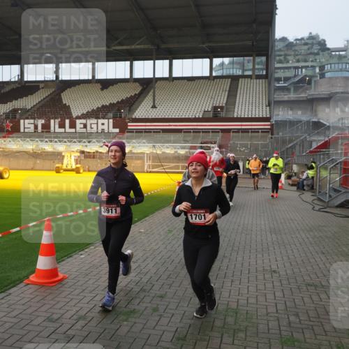 07.12.2025 - St. Pauli X-Mass-Run No. 15 Fabian Wolf http://msf.ph/oto/9375498 07.12.2025 10:04:34 Ziel 713, 1291, 1522, 1701, 1871, 2569, 2570, 3188, 3477, 3894, 3911, 4673 meine-sportfotos.de