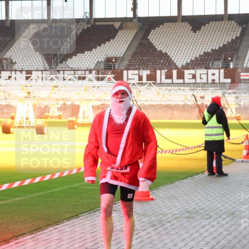 07.12.2025 - St. Pauli X-Mass-Run No. 15 Luisa Fischer http://msf.ph/oto/9375519 07.12.2025 09:52:33 Ziel 2494, 154, 1296, 2178, 2494 meine-sportfotos.de