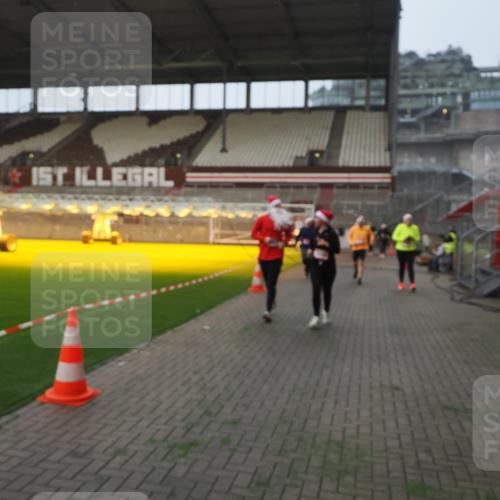 07.12.2025 - St. Pauli X-Mass-Run No. 15 Fabian Wolf http://msf.ph/oto/9375520 07.12.2025 10:04:36 Ziel 713, 1522, 1701, 1871, 2569, 2570, 3477, 3894, 3911, 4673 meine-sportfotos.de