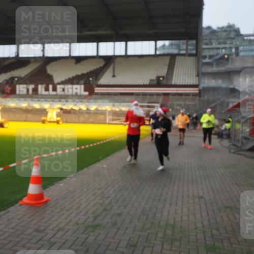 07.12.2025 - St. Pauli X-Mass-Run No. 15 Fabian Wolf http://msf.ph/oto/9375524 07.12.2025 10:04:36 Ziel 713, 1522, 1701, 1871, 2569, 2570, 3477, 3894, 3911, 4673 meine-sportfotos.de
