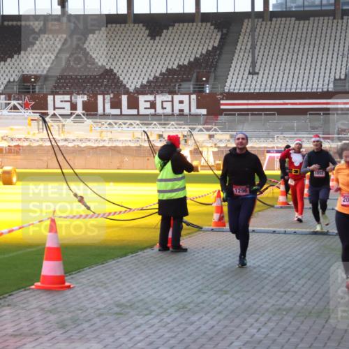 07.12.2025 - St. Pauli X-Mass-Run No. 15 Luisa Fischer http://msf.ph/oto/9375533 07.12.2025 09:52:49 Ziel 1296, 1052, 2034, 154, 195, 1052, 1296, 2034 meine-sportfotos.de