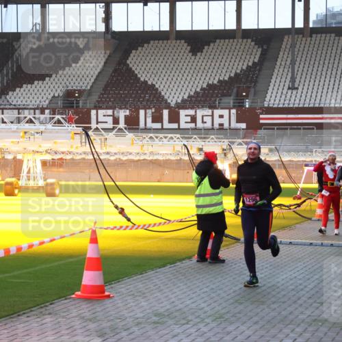 07.12.2025 - St. Pauli X-Mass-Run No. 15 Luisa Fischer http://msf.ph/oto/9375534 07.12.2025 09:52:49 Ziel 1296, 1052, 2034, 154, 195, 1052, 1296, 2034 meine-sportfotos.de