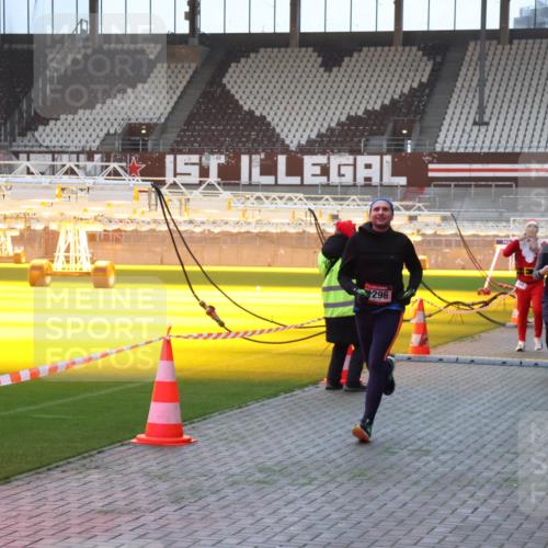 07.12.2025 - St. Pauli X-Mass-Run No. 15 Luisa Fischer http://msf.ph/oto/9375536 07.12.2025 09:52:49 Ziel 296, 1052, 2034, 154, 195, 1052, 1296, 2034 meine-sportfotos.de