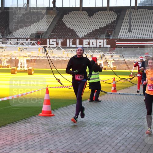 07.12.2025 - St. Pauli X-Mass-Run No. 15 Luisa Fischer http://msf.ph/oto/9375539 07.12.2025 09:52:50 Ziel 1296, 154, 2034, 154, 195, 1052, 1296, 2034 meine-sportfotos.de