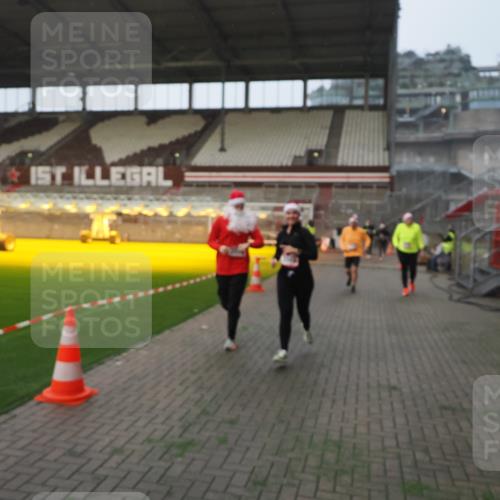 07.12.2025 - St. Pauli X-Mass-Run No. 15 Fabian Wolf http://msf.ph/oto/9375540 07.12.2025 10:04:37 Ziel 713, 1522, 1701, 1871, 2569, 2570, 3477, 3894, 3911, 4673 meine-sportfotos.de