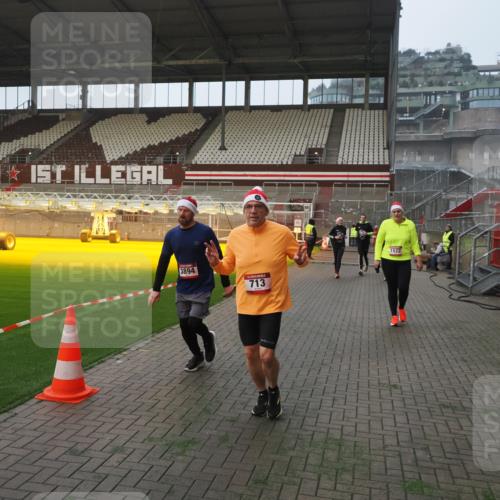 07.12.2025 - St. Pauli X-Mass-Run No. 15 Fabian Wolf http://msf.ph/oto/9375586 07.12.2025 10:04:40 Ziel 713, 1522, 1701, 1871, 2569, 2570, 3477, 3894, 3911, 4080, 4553, 4557 meine-sportfotos.de