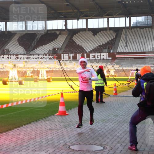 07.12.2025 - St. Pauli X-Mass-Run No. 15 Luisa Fischer http://msf.ph/oto/9375592 07.12.2025 09:53:05 Ziel 124, 154, 195, 1052, 1241, 1296, 2034 meine-sportfotos.de