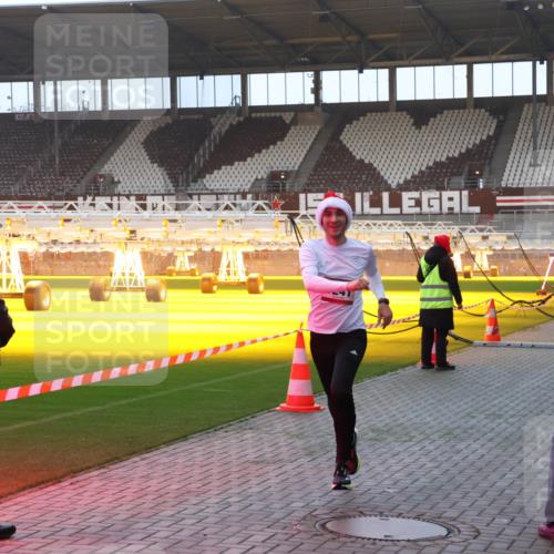 07.12.2025 - St. Pauli X-Mass-Run No. 15 Luisa Fischer http://msf.ph/oto/9375594 07.12.2025 09:53:05 Ziel 154, 195, 1052, 1241, 1296, 2034 meine-sportfotos.de