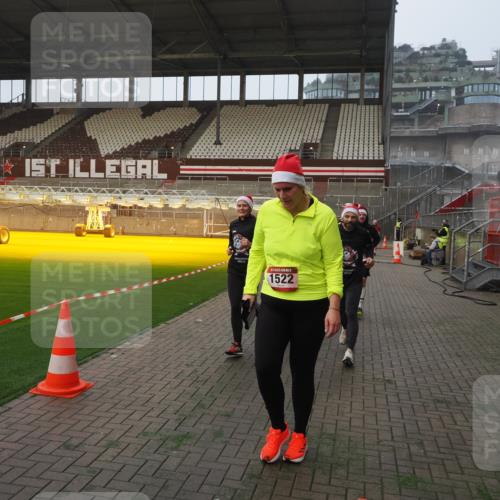 07.12.2025 - St. Pauli X-Mass-Run No. 15 Fabian Wolf http://msf.ph/oto/9375604 07.12.2025 10:04:44 Ziel 713, 1217, 1522, 1701, 2569, 2570, 3477, 3894, 3911, 4080, 4553, 4557 meine-sportfotos.de