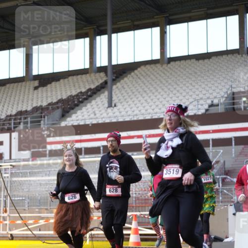 07.12.2025 - St. Pauli X-Mass-Run No. 15 Patografie http://msf.ph/oto/9375613 07.12.2025 10:03:49 Ziel 185, 213, 399, 626, 628, 709, 1027, 1028, 1307, 1394, 1425, 1906, 2002, 2110, 2112, 2366, 3198, 3337, 3340, 3359, 3519, 3734, 4151 meine-sportfotos.de