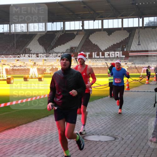 07.12.2025 - St. Pauli X-Mass-Run No. 15 Luisa Fischer http://msf.ph/oto/9375618 07.12.2025 09:53:19 Ziel 1874, 154, 195, 518, 937, 1052, 1241, 1296, 1874, 2034 meine-sportfotos.de