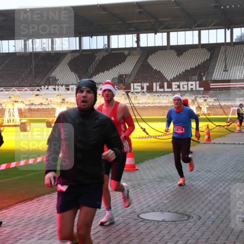07.12.2025 - St. Pauli X-Mass-Run No. 15 Luisa Fischer http://msf.ph/oto/9375620 07.12.2025 09:53:19 Ziel 1874, 154, 195, 518, 937, 1052, 1241, 1296, 1874, 2034 meine-sportfotos.de