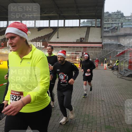 07.12.2025 - St. Pauli X-Mass-Run No. 15 Fabian Wolf http://msf.ph/oto/9375632 07.12.2025 10:04:45 Ziel 713, 1217, 1701, 2569, 2570, 3477, 3894, 3911, 4080, 4553, 4557 meine-sportfotos.de