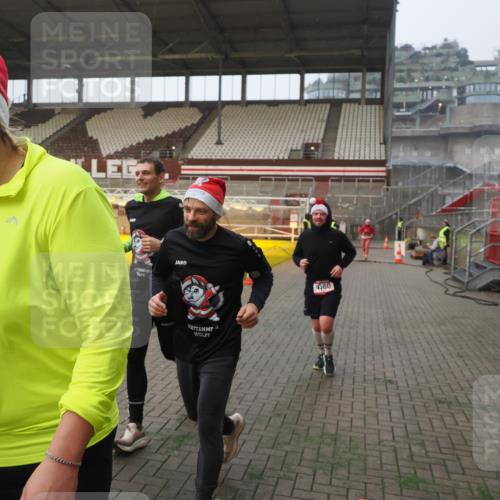 07.12.2025 - St. Pauli X-Mass-Run No. 15 Fabian Wolf http://msf.ph/oto/9375637 07.12.2025 10:04:45 Ziel 713, 1217, 1701, 2569, 2570, 3477, 3894, 3911, 4080, 4553, 4557 meine-sportfotos.de