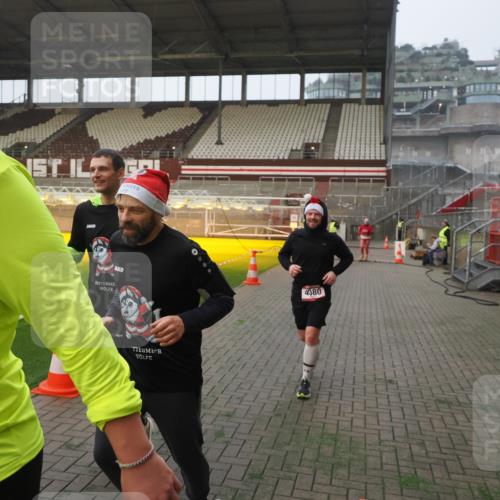 07.12.2025 - St. Pauli X-Mass-Run No. 15 Fabian Wolf http://msf.ph/oto/9375643 07.12.2025 10:04:46 Ziel 713, 1217, 1701, 2569, 2570, 3477, 3894, 3911, 4080, 4553, 4557 meine-sportfotos.de
