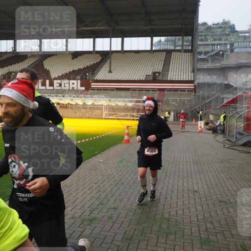 07.12.2025 - St. Pauli X-Mass-Run No. 15 Fabian Wolf http://msf.ph/oto/9375647 07.12.2025 10:04:46 Ziel 713, 1217, 1701, 2569, 2570, 3477, 3894, 3911, 4080, 4553, 4557 meine-sportfotos.de