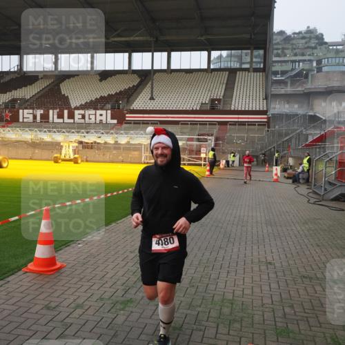 07.12.2025 - St. Pauli X-Mass-Run No. 15 Fabian Wolf http://msf.ph/oto/9375663 07.12.2025 10:04:46 Ziel 713, 1217, 1701, 2569, 2570, 3477, 3894, 3911, 4080, 4553, 4557 meine-sportfotos.de