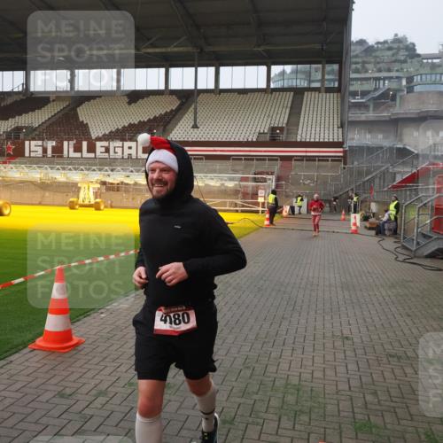 07.12.2025 - St. Pauli X-Mass-Run No. 15 Fabian Wolf http://msf.ph/oto/9375667 07.12.2025 10:04:47 Ziel 713, 1217, 1701, 2569, 2570, 3477, 3894, 3911, 4080, 4553, 4557 meine-sportfotos.de