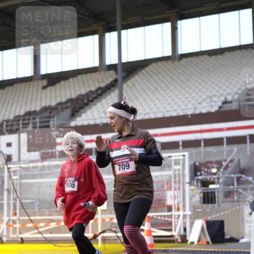 07.12.2025 - St. Pauli X-Mass-Run No. 15 Patografie http://msf.ph/oto/9375672 07.12.2025 10:03:54 Ziel 399, 626, 628, 709, 1027, 1028, 1307, 1394, 1425, 1906, 2110, 2112, 3198, 3337, 3340, 3359, 3519, 4151 meine-sportfotos.de
