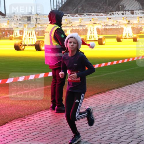 07.12.2025 - St. Pauli X-Mass-Run No. 15 Luisa Fischer http://msf.ph/oto/9375674 07.12.2025 09:54:02 Ziel 96, 115, 518, 1598, 3684, 4050, 4061, 4062 meine-sportfotos.de