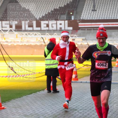 07.12.2025 - St. Pauli X-Mass-Run No. 15 Luisa Fischer http://msf.ph/oto/9375688 07.12.2025 09:54:07 Ziel 1, 1598, 15, 4062, 96, 115, 1598, 2651, 3684, 4050, 4061, 4062 meine-sportfotos.de