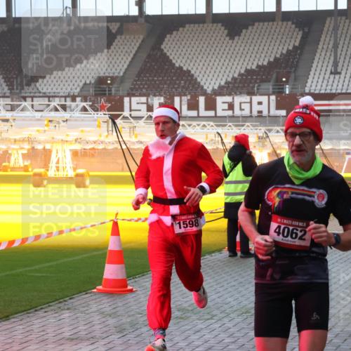 07.12.2025 - St. Pauli X-Mass-Run No. 15 Luisa Fischer http://msf.ph/oto/9375692 07.12.2025 09:54:08 Ziel 1598, 5, 4062, 96, 115, 1598, 2651, 3684, 4050, 4061, 4062 meine-sportfotos.de