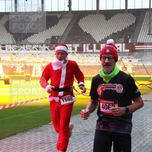 07.12.2025 - St. Pauli X-Mass-Run No. 15 Luisa Fischer http://msf.ph/oto/9375694 07.12.2025 09:54:09 Ziel 5, 1598, 15, 406, 96, 115, 1598, 2651, 3684, 4050, 4061, 4062 meine-sportfotos.de