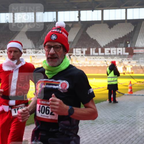 07.12.2025 - St. Pauli X-Mass-Run No. 15 Luisa Fischer http://msf.ph/oto/9375697 07.12.2025 09:54:09 Ziel 15, 406, 1910, 96, 115, 1598, 2651, 3684, 4050, 4061, 4062 meine-sportfotos.de