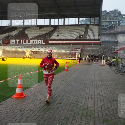 07.12.2025 - St. Pauli X-Mass-Run No. 15 Fabian Wolf http://msf.ph/oto/9375714 07.12.2025 10:04:52 Ziel 713, 1217, 1973, 1991, 2168, 2249, 3894, 4080, 4553, 4557 meine-sportfotos.de