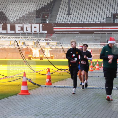 07.12.2025 - St. Pauli X-Mass-Run No. 15 Luisa Fischer http://msf.ph/oto/9375753 07.12.2025 09:54:40 Ziel 213, 3310, 1375, 1598, 2036, 2133, 2209, 2651, 2900, 3310, 3338, 4061, 4062 meine-sportfotos.de