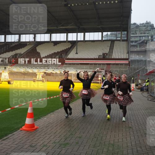 07.12.2025 - St. Pauli X-Mass-Run No. 15 Fabian Wolf http://msf.ph/oto/9375767 07.12.2025 10:05:00 Ziel 202, 210, 292, 699, 1217, 1973, 1991, 2168, 2249, 2856, 2866, 3311 meine-sportfotos.de