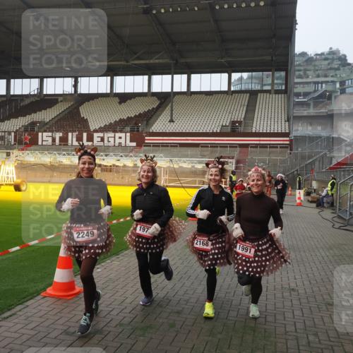 07.12.2025 - St. Pauli X-Mass-Run No. 15 Fabian Wolf http://msf.ph/oto/9375793 07.12.2025 10:05:00 Ziel 202, 210, 292, 699, 1217, 1973, 1991, 2168, 2249, 2856, 2866, 3311 meine-sportfotos.de