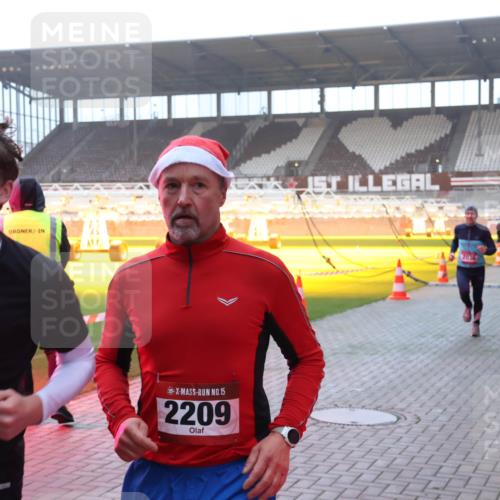 07.12.2025 - St. Pauli X-Mass-Run No. 15 Luisa Fischer http://msf.ph/oto/9375795 07.12.2025 09:54:46 Ziel 5, 3310, 15, 2209, 2016, 1375, 1375, 1598, 2036, 2133, 2209, 2651, 2900, 3310, 3338 meine-sportfotos.de