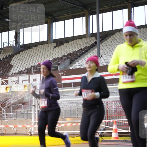 07.12.2025 - St. Pauli X-Mass-Run No. 15 Patografie http://msf.ph/oto/9375796 07.12.2025 10:04:27 Ziel 713, 1291, 1302, 1522, 1701, 1738, 1871, 2569, 2570, 3188, 3477, 3894, 3911, 4673 meine-sportfotos.de