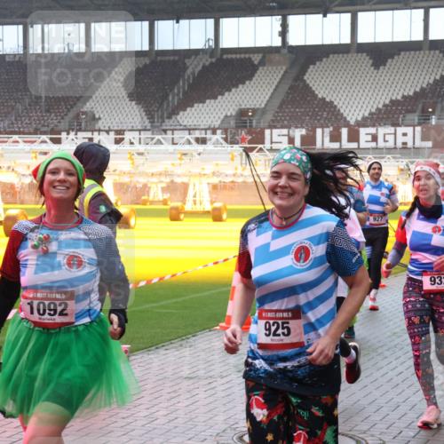 07.12.2025 - St. Pauli X-Mass-Run No. 15 Luisa Fischer http://msf.ph/oto/9375821 07.12.2025 11:06:17 Ziel 5, 15, 1092, 120, 15, 925, 927, 932, 92, 199, 298, 300, 402, 403, 434, 556, 659, 693, 831, 854, 858, 878, 920, 924, 925, 927, 929, 932, 944, 973, 1024, 1025, 1046, 1049, 1092, 1196, 1208, 1223, 1229, 1287, 1311, 1428, 1429, 1430, 1432, 1600, 1608, 1648, 1840, 1841, 2006, 2243, 2245, 2254, 2884, 3272, 3278, 4579, 4581, 4583, 4585, 4587 meine-sportfotos.de
