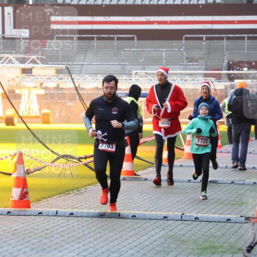 07.12.2025 - St. Pauli X-Mass-Run No. 15 Luisa Fischer http://msf.ph/oto/9375823 07.12.2025 09:55:01 Ziel 2703, 1655, 1722, 1375, 1649, 1655, 1722, 2036, 2133, 2209, 2703, 2900, 3310, 3338 meine-sportfotos.de