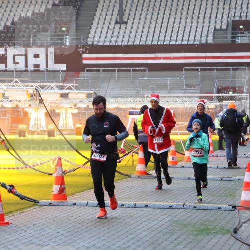 07.12.2025 - St. Pauli X-Mass-Run No. 15 Luisa Fischer http://msf.ph/oto/9375828 07.12.2025 09:55:02 Ziel 2703, 1655, 1722, 1375, 1649, 1655, 1722, 2036, 2133, 2209, 2703, 2900, 3310, 3338 meine-sportfotos.de